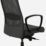 Vysoce kvalitní kancelářská židle se síťovinovými opěradly, nastavitelnými područkami a ergonomickým designem pro pohodlí a podporu.
