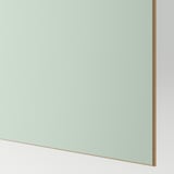 Detailní záběr na panel posuvných dveří v pastelové barvě, který předvádí hladký povrch a elegantní hranu.