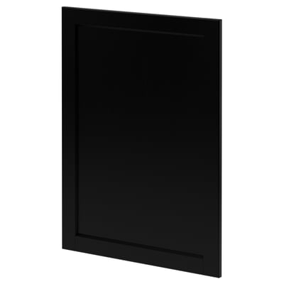 Černá dvířka kuchyňské skříňky se zkosenými hranami; tradiční design.