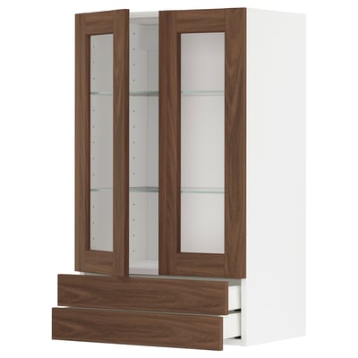 Kuchyňská skříňka ikea METOD v ořechové barvě se skleněnými dvířky a zásuvkami.