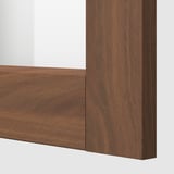 Detailní záběr na dřevěnou kuchyňskou skříňku s bohatým, tmavým povrchem, s hladkou strukturou kresby a robustní konstrukcí.