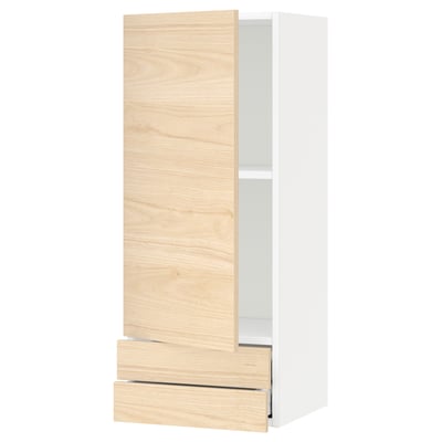 Moderní systém kuchyňských skříněk ve světlé jasanové barvě s jedněmi dvířky a zásuvkou. Má elegantní, jednoduchý design a je součástí řady METOD.