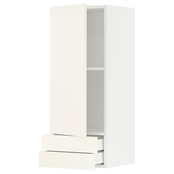 Bílá kuchyňská skříňka METOD se zásuvkou, elegantním a moderním designem, hladkými čely a minimalistickým stylem.