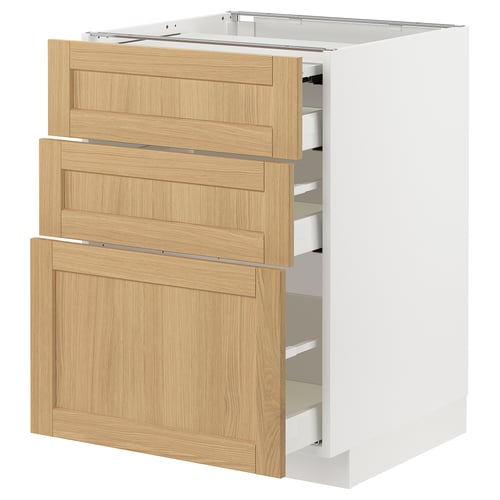 Moderní kuchyňská linka, zásuvky ze světlého dřeva, bílý rám, elegantní design.