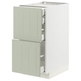 Kuchyňská skříňka ikea METOD v zelené barvě se dvěma otevřenými zásuvkami, odhalující organizovaný interiér. Skříň je obdélníková s hladkým, moderním designem.