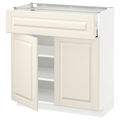 Kuchyňská skříňka METOD, krémově bílá se zkosenými hranami, tradiční design, dřevěný materiál, obdélníkový tvar, dvoje otevřené dveře odhalující police.