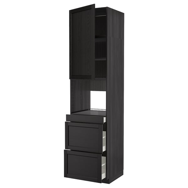 Kuchyňská linka ikea METOD v černé barvě se zásuvkami a otevřenými skříňkami.