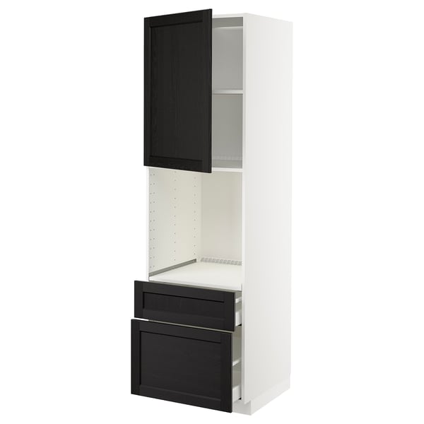 Moderní bílá kuchyňská linka ikea METOD s černými zásuvkami a dvířky.