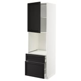 Moderní bílá kuchyňská linka ikea METOD s černými zásuvkami a dvířky.