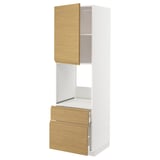 Bílá skříňka METOD s dvířky a zásuvkami s imitací dřeva, s otevřenými přihrádkami, moderní design.
