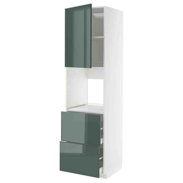 Moderní kuchyňská linka METOD s vysoce lesklými šedozelenými dvířky Kallarp, otevřenými prostory a elegantním, vysokým designem.