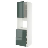 Moderní kuchyňská linka METOD s vysoce lesklými šedozelenými dvířky Kallarp, otevřenými prostory a elegantním, vysokým designem.