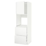 Na tomto obrázku je bílý systém kuchyňských skříněk METOD od ikea. Jedná se o vysoký díl s policemi a zásuvkami pro ukládání.