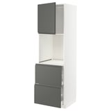 Moderní šedobílá kuchyňská skříňka se zásuvkami, vysoká, organizovaná, elegantní.