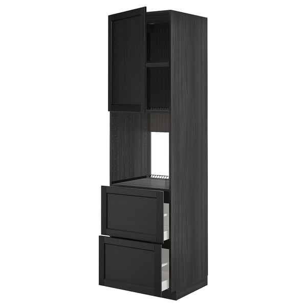 Černá kuchyňská skříňka ikea METOD s otevřenými dvířky a zásuvkami, s tradičním designem s dřevěnými texturami.