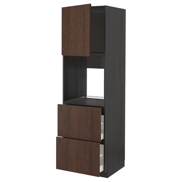 Tmavě hnědá kuchyňská linka ikea METOD s dřevěným lemováním, se zásuvkami a policemi.