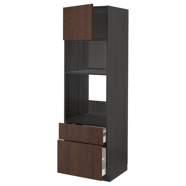 Tmavě hnědá kuchyňská linka METOD s dřevěnými hranami, třemi policemi a dvěma zásuvkami. Vysoký, obdélníkový, moderní design.