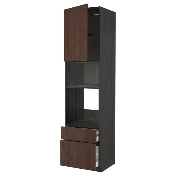 Kuchyňská linka METOD, tmavě hnědé dřevěné zásuvky a skříňka, elegantní design s minimalistickými úchytkami.
