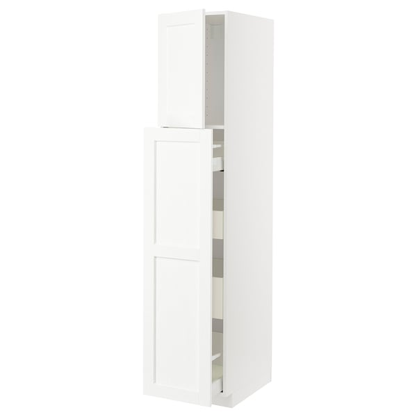Bílá kuchyňská skříňka ikea METOD se dvěma dvířky a několika policemi. Moderní, minimalistický design s hladkým povrchem a čistými liniemi.