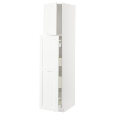 Bílá kuchyňská skříňka ikea METOD se dvěma dvířky a několika policemi. Moderní, minimalistický design s hladkým povrchem a čistými liniemi.