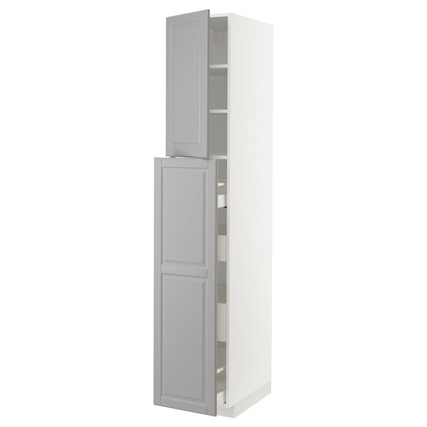Bílá kuchyňská skříňka METOD s šedými dvířky bodbyn, vysoká a štíhlá, moderní tradiční design.