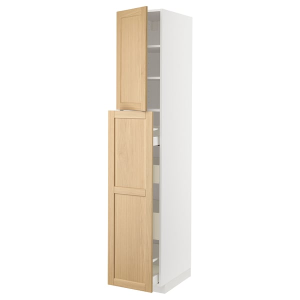 Kuchyňská skříňka z bílého a světlého dřeva s několika policemi. Má moderní, klasický design s hladkým povrchem.