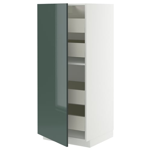 Kuchyňská linka METOD s vysoce lesklými zelenošedými dvířky, elegantním moderním designem, několika zásuvkami, robustním bílým rámem.