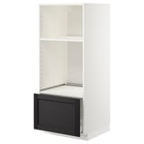 Vysoká bílá kuchyňská skříňka s tmavou zásuvkou, s moderním tradičním designem.