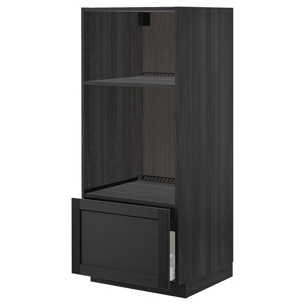 Černá kuchyňská skříňka ikea METOD s jednou otevřenou zásuvkou a dvěma policemi. Jedná se o tmavě mořený dřevěný design.