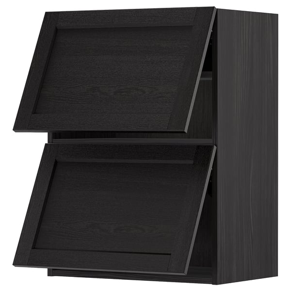 Černá kuchyňská skříňka se dvěma lomenými dvířky, součást systému ikea METOD, s tmavě mořeným dřevem a zkosenými hranami.