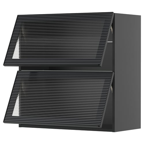 Moderní černá kuchyňská skříňka s elegantním sklem a rákosovým designem.