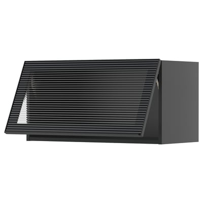 Moderní černá kuchyňská skříňka s elegantními skleněnými dvířky a vertikálním rákosovým designem.