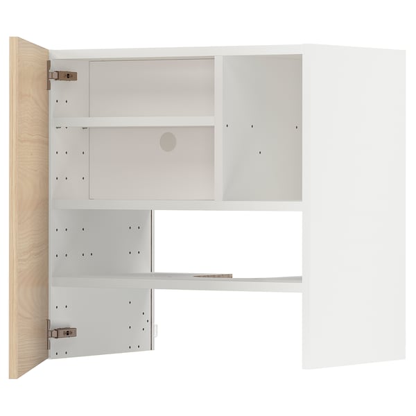 Nová kuchyňská linka, bílá barva, polohovatelné police, dřevěné dveře, moderní design.