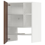 Prázdná bílá kuchyňská linka ikea METOD s dřevěnými dveřmi.