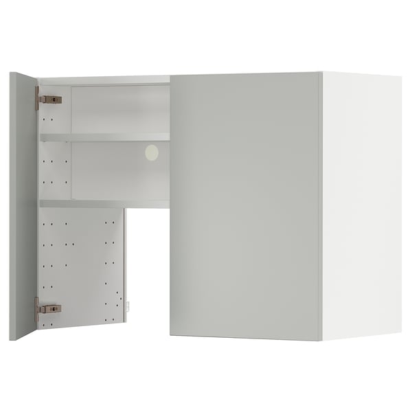 Moderní světle šedá kuchyňská skříňka METOD s elegantním designem a čistým tvarem, se zrcadlovými dvířky a integrovanými LED světly.
