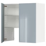 Moderní šedomodrá skříňka s otevřenými levými dveřmi, třemi policemi a elegantním designem.