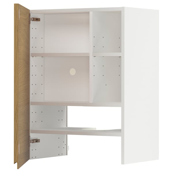 Zobrazuje kuchyňskou skříňku METOD v bílé barvě s dvířky zdobenými dubovým dřevem. Uvnitř má několik polic a minimalistický design.