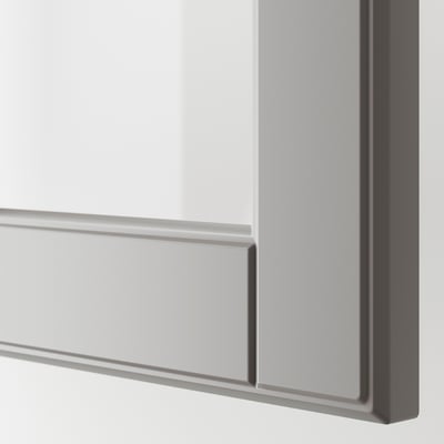 Detail moderních dvířek vitríny s elegantním šedým povrchem a zkosenými hranami.
