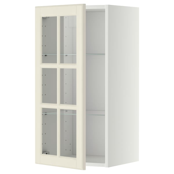 Tento obrázek ukazuje bílou kuchyňskou skříňku ikea METOD se čtyřmi skleněnými dvířky s tradičním designem se zkosenými hranami.
