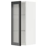 Bílá nástěnná skříňka METOD z IKEA s černými skleněnými dvířky hejsta s kovovým rámem a rákosovým sklem.