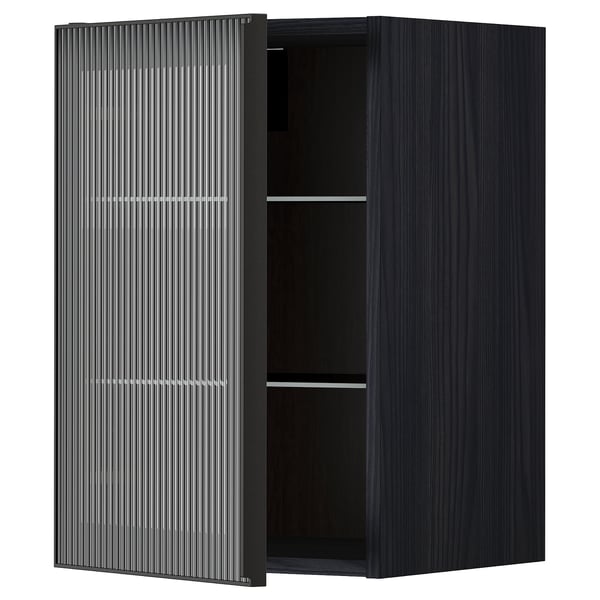 Moderní černá nástěnná skříňka se strukturovanými skleněnými dvířky a elegantním kovovým rámem.