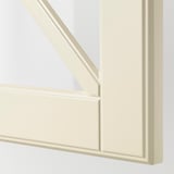 Detailní záběr na bíle zarámovaný roh kuchyňské skříňky, který ukazuje robustní konstrukci a čistý povrch.
