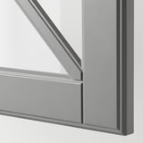 Detailní záběr na moderní skleněné dveře s šedým rámem s elegantním designem a robustní konstrukcí.