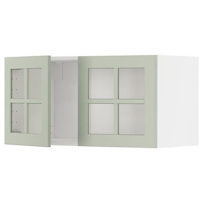 Zelená kuchyňská skříňka METOD s dvojitými skleněnými dvířky, vyvedená v moderním a řemeslně zpracovaném designu.