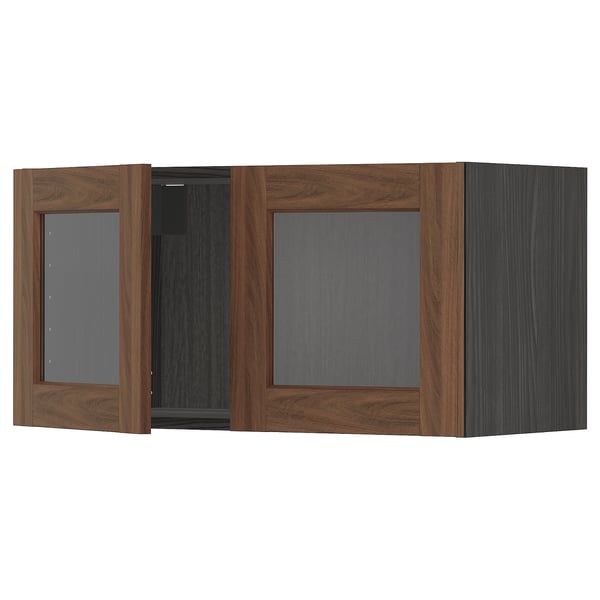 Hnědá dřevěná skříň se skleněnými dvířky. Klasický design, robustní rám, povrchová úprava z ořechového dřeva.