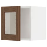 Kuchyňská skříňka METOD se skleněnými dvířky v ořechovém provedení a bílým interiérem, která nabízí moderní a hřejivý design.