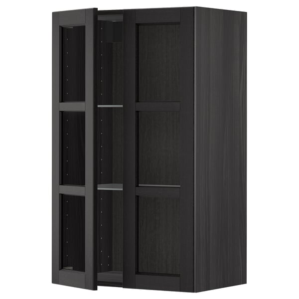 Tmavá nástěnná skříňka METOD se skleněnými dveřmi, elegantním designem a nastavitelnými policemi.