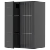Černá moderní kuchyňská linka se skleněnými dveřmi, svislým rákosovým designem, kovovým rámem.