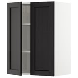Tmavě šedá kuchyňská nástěnná skříňka ikea METOD s designem se zkosenými hranami, která má jediná otevřená dvířka odhalující nastavitelnou polici uvnitř.