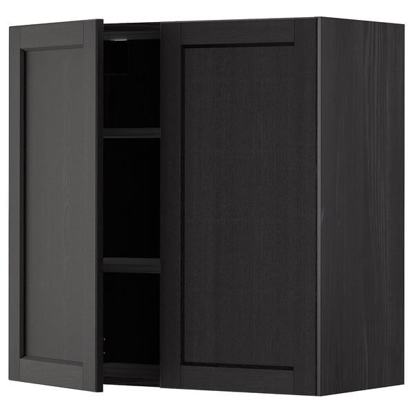 Moderní černá nástěnná kuchyňská skříňka s jedněmi otevřenými dvířky, s nastavitelnou policí. Elegantní, obdélníkový a minimalistický design.